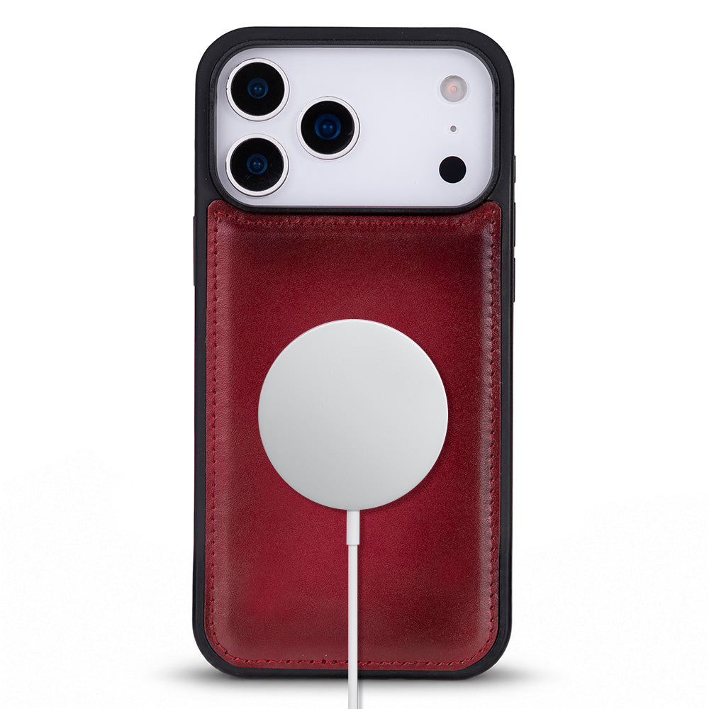 Beyaz arka plan üzerinde şarj dairesi ve iPhone kamerası olan kırmızı deri kılıf.