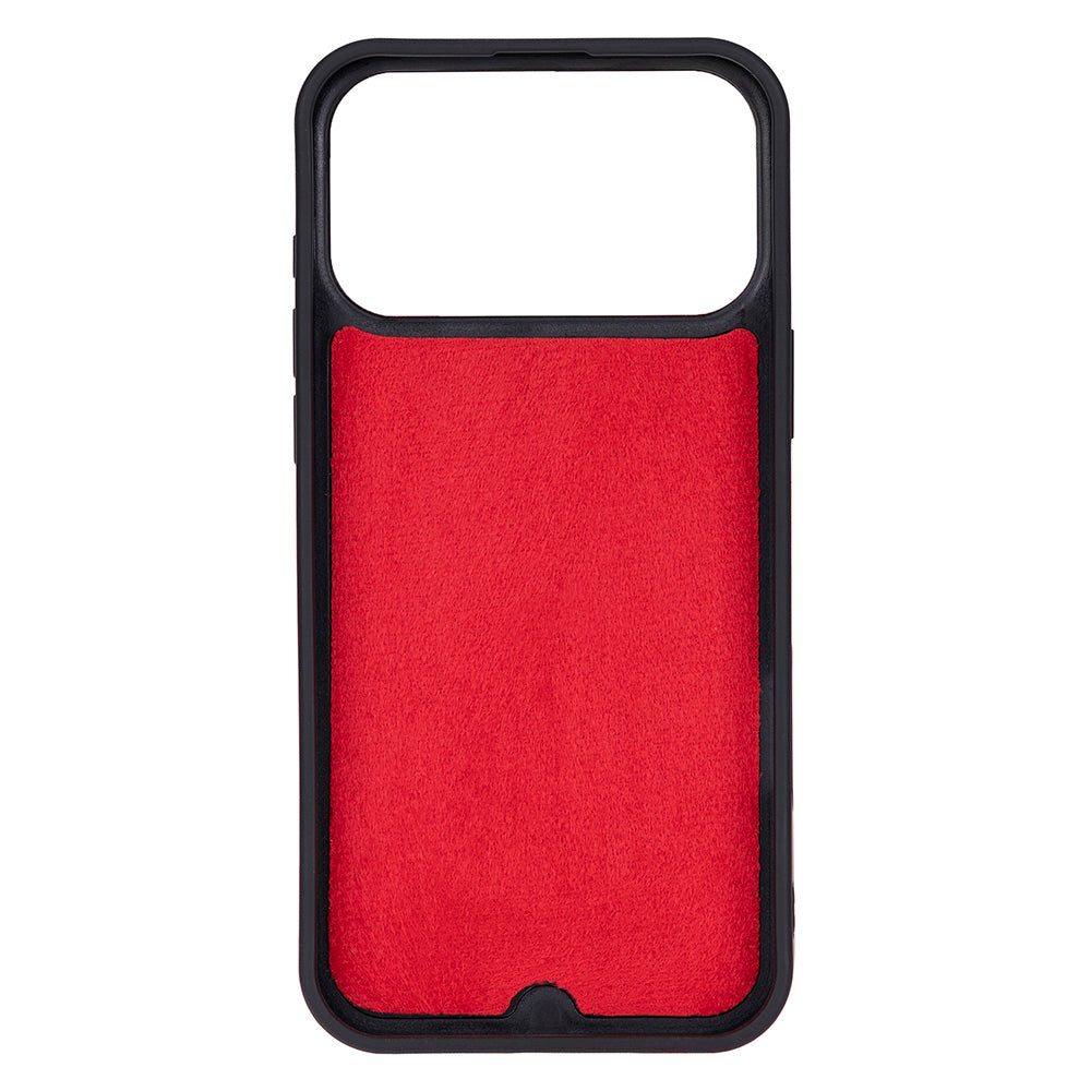 Kamera kesimli, kırmızı kadife iç yüzeye sahip siyah iPhone kılıfı.