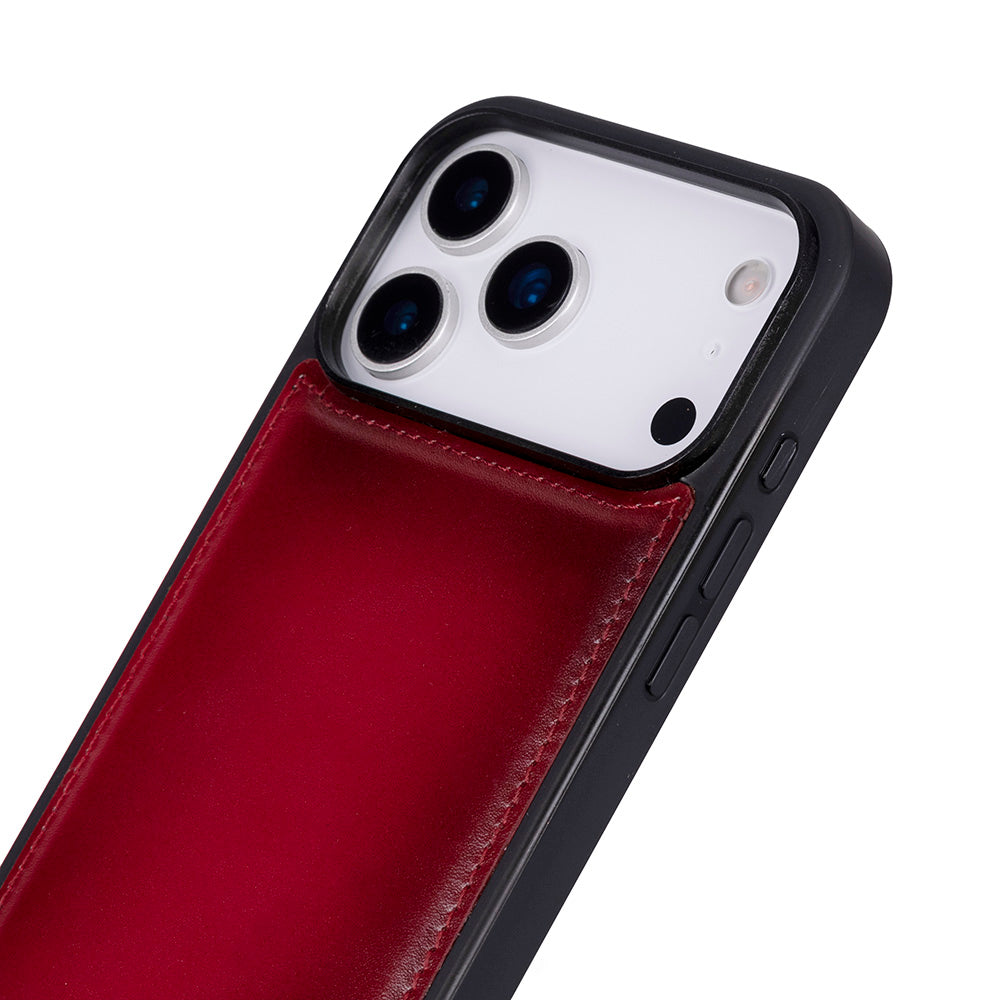 Kamera modülüne sahip kırmızı deri iPhone kılıfının arkası.