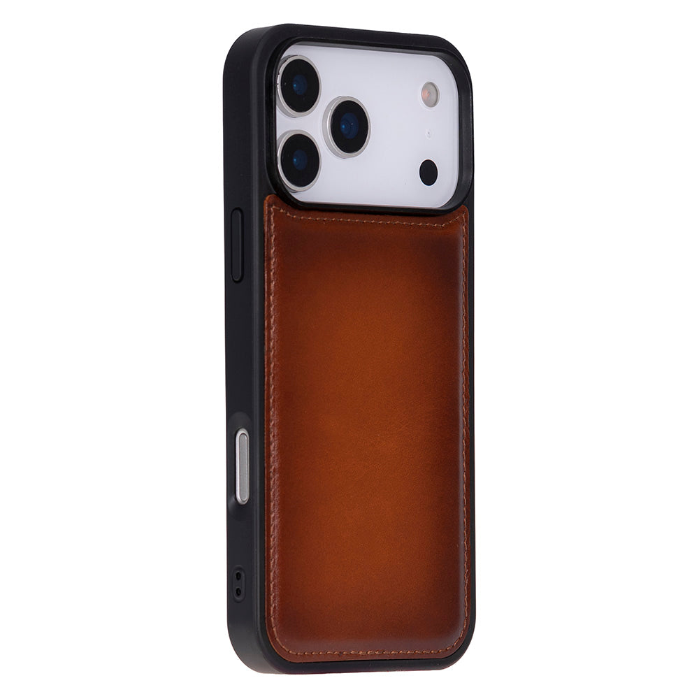 Üç kameralı kahverengi deri arka yüzlü siyah iPhone kılıfı.