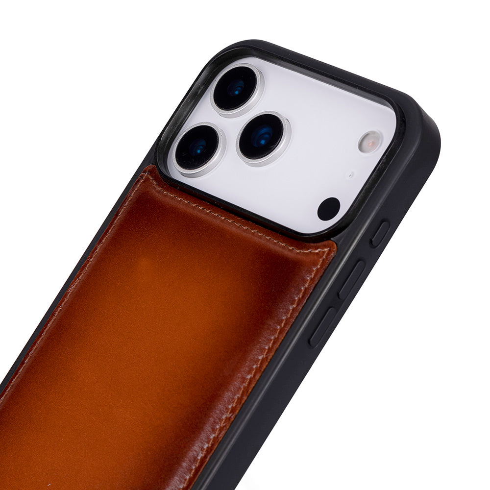Kahverengi deri kapaklı ve kamera lensli akıllı telefonun arkası.