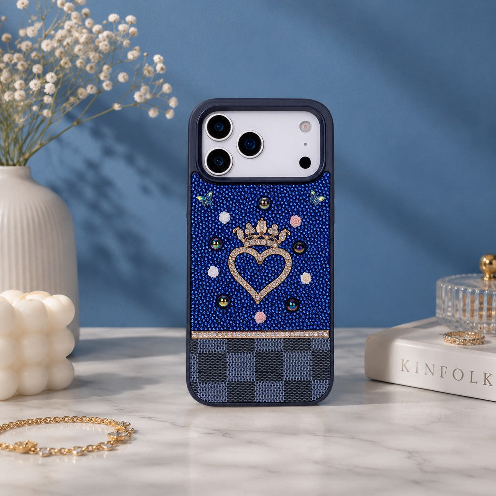 Kalp, taç, inciler ve ekose desenli mavi telefon kılıfı.