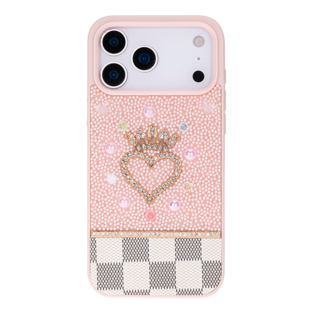 Kalp, taç ve damalı desene sahip pembe telefon kılıfı.