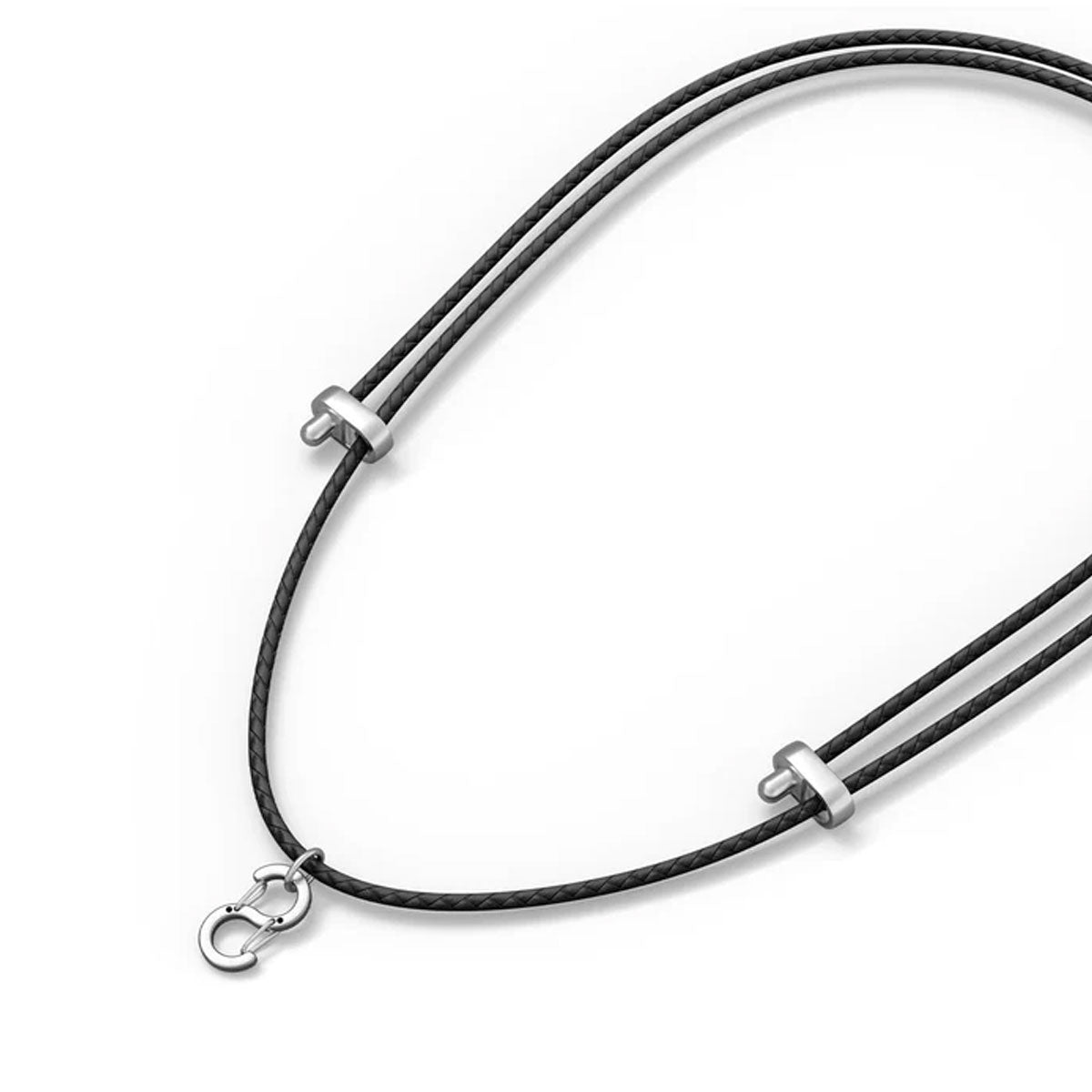 Collar de cordón de cuero negro con detalles plateados y cierre de mosquetón.