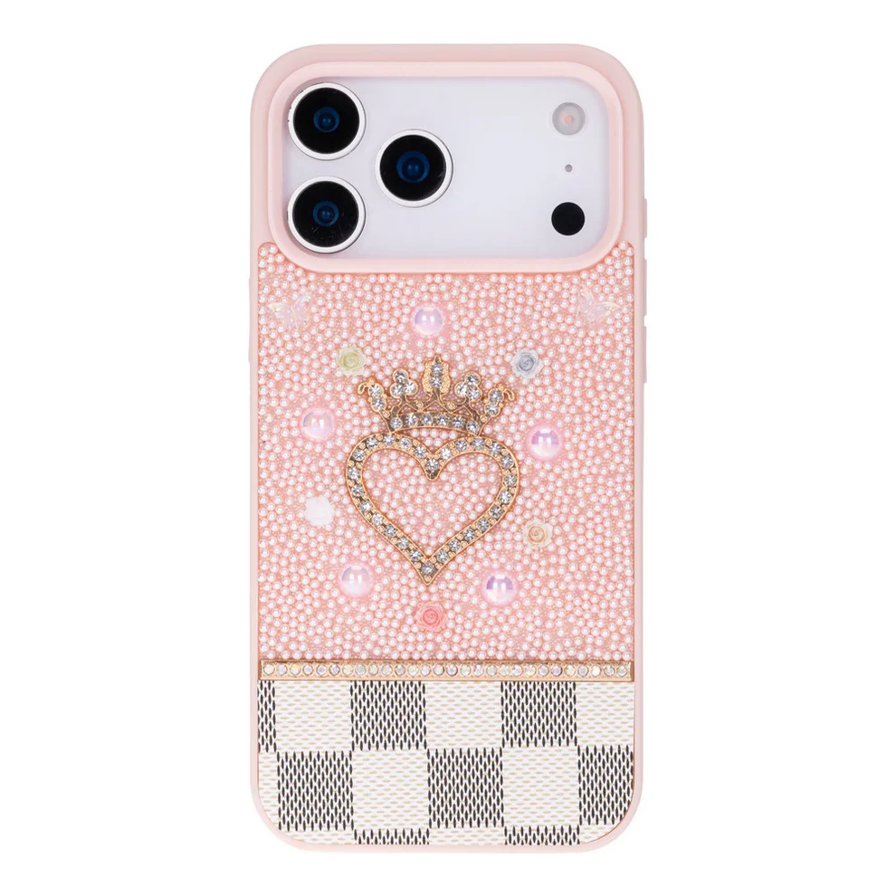 Kalp, taç, inci ve damalı desene sahip pembe telefon kılıfı.