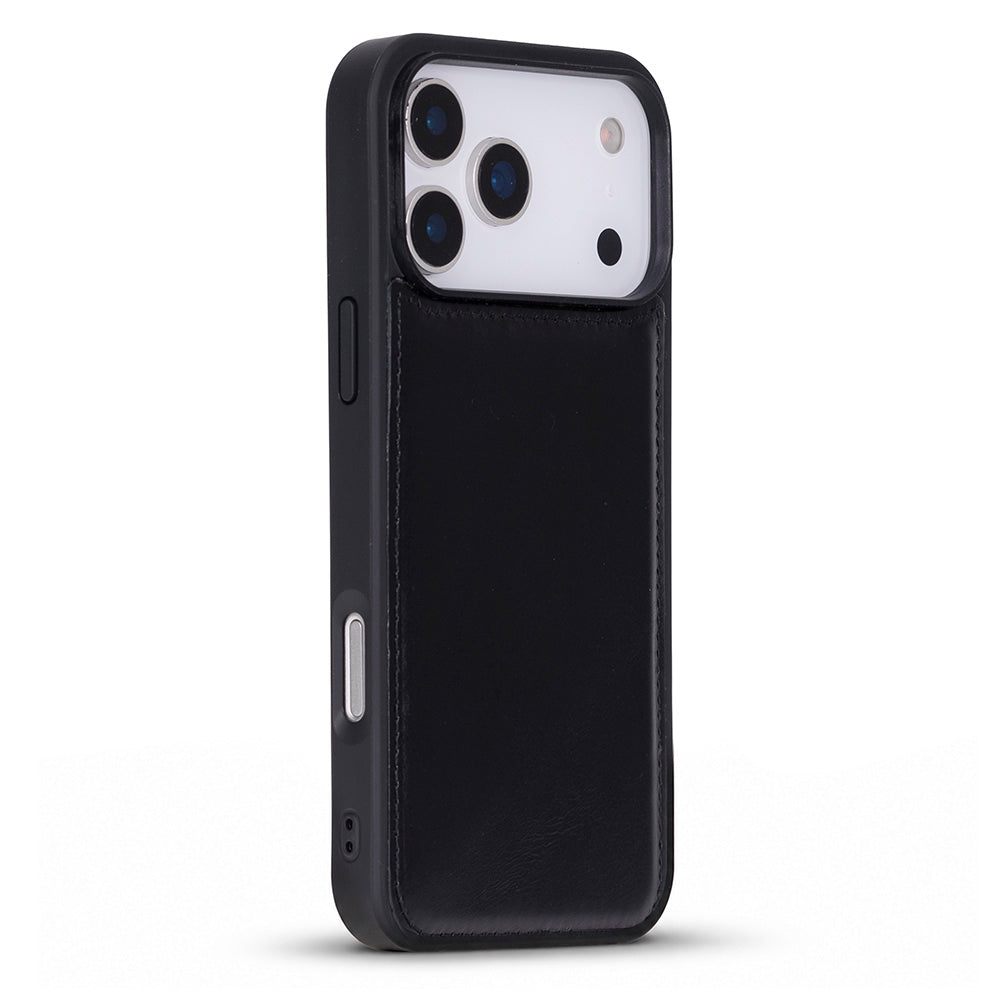 Deri arka ve üçlü kameraya sahip siyah iPhone kılıfı.