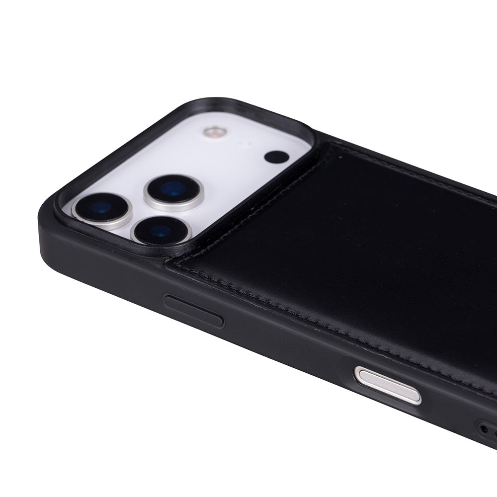 Üçlü kamera kesimli, dokulu deri arka yüzlü siyah iPhone kılıfı.