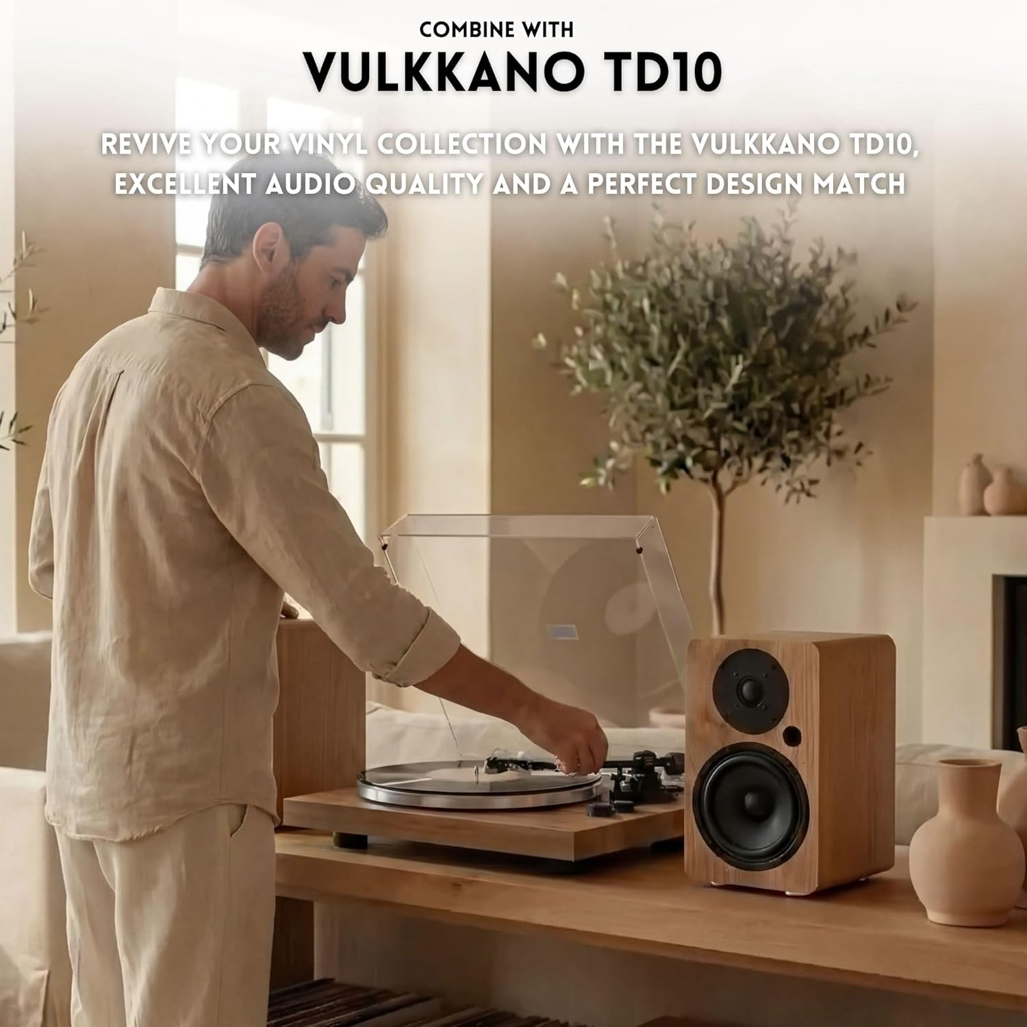 Hombre pone aguja en tocadiscos, junto a altavoz de madera. Texto: Vulkkano TD10.
