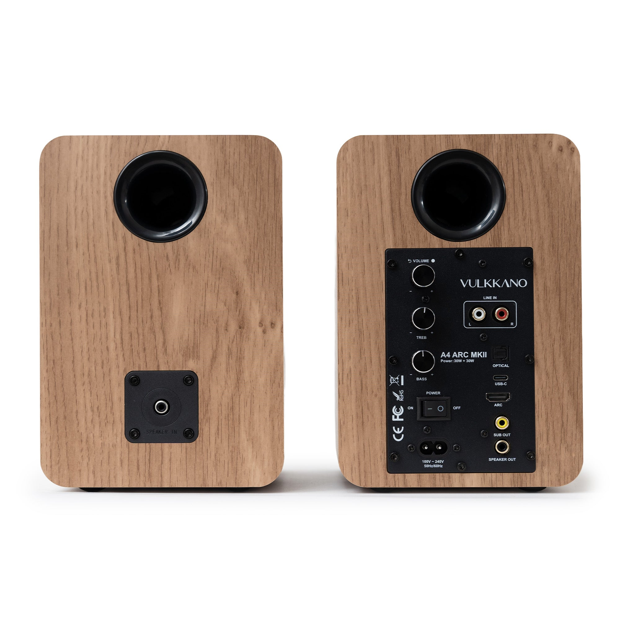 Dos altavoces de madera marrón con paneles de conexión negros y salidas de altavoz redondas.