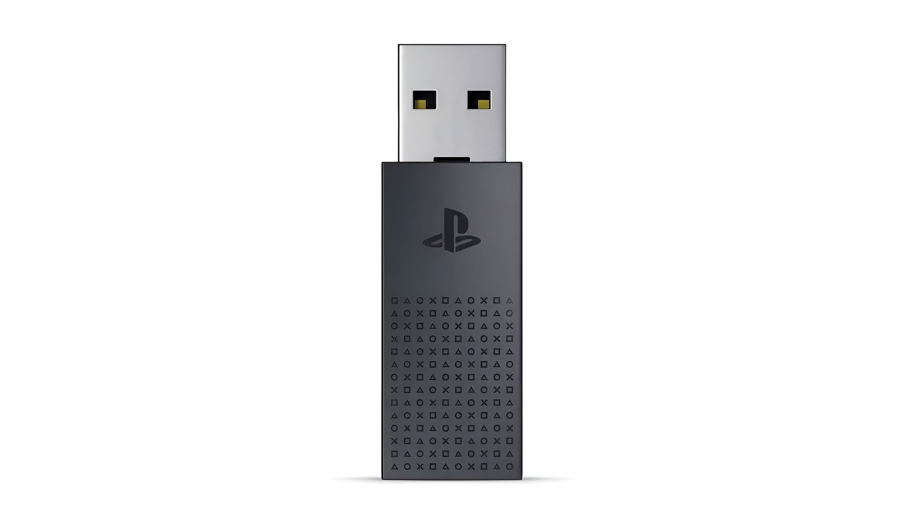 Un adaptador USB negro con el logo de PlayStation y un patrón de símbolos.