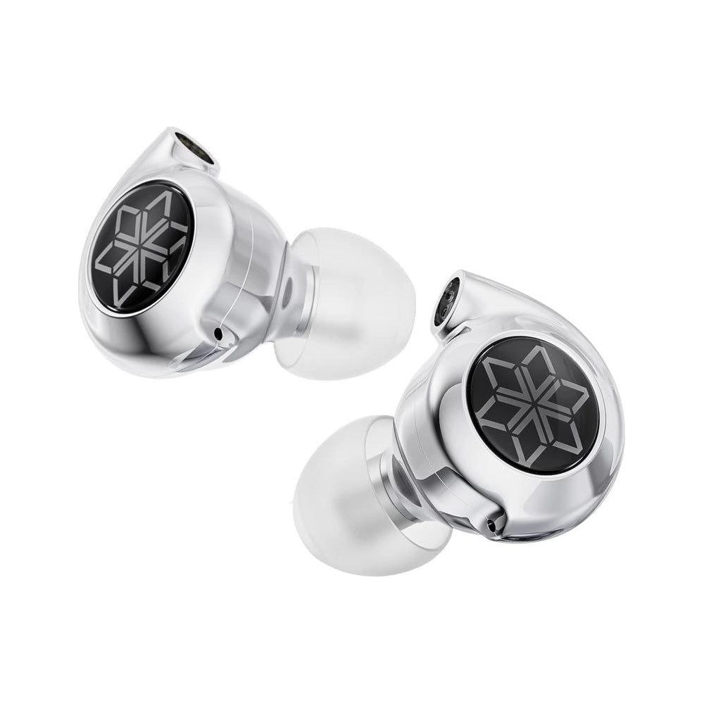 Dos auriculares plateados con diseño geométrico negro. Fondo blanco.