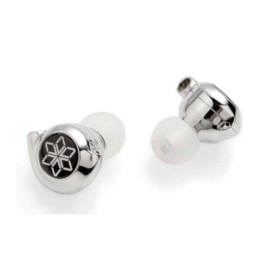 Dos auriculares plateados brillantes con puntas blancas, uno con emblema de estrella negra.