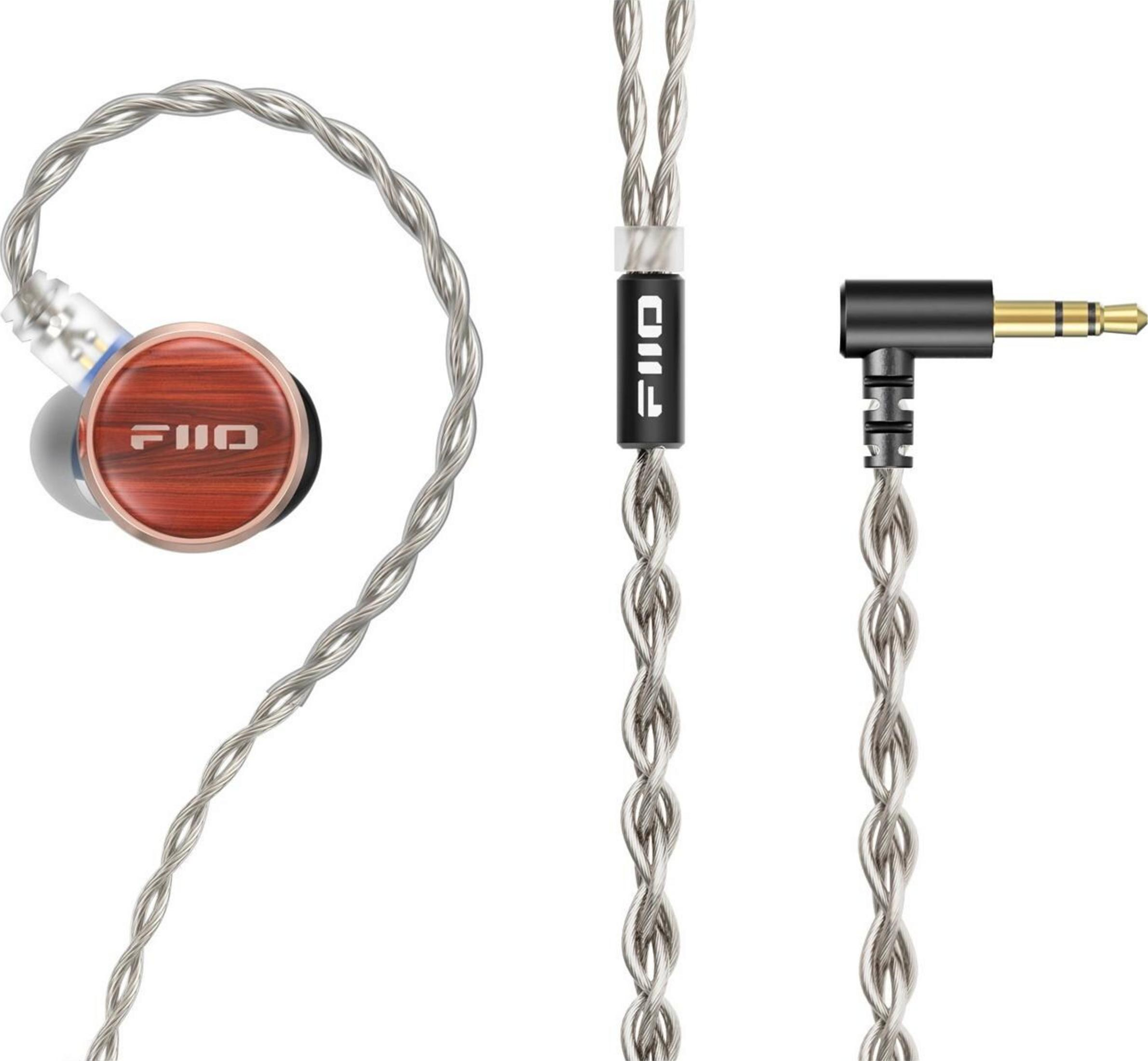 Un audífono FiiO con veta de madera, conector negro y cable plateado.