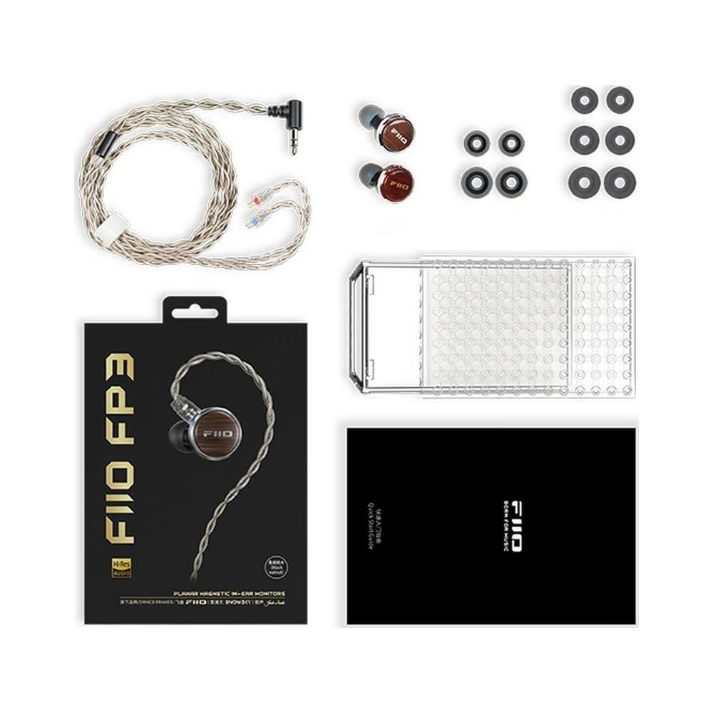 Set de monitores in-ear FiiO FP3 con cable, audífonos, estuche y manual.