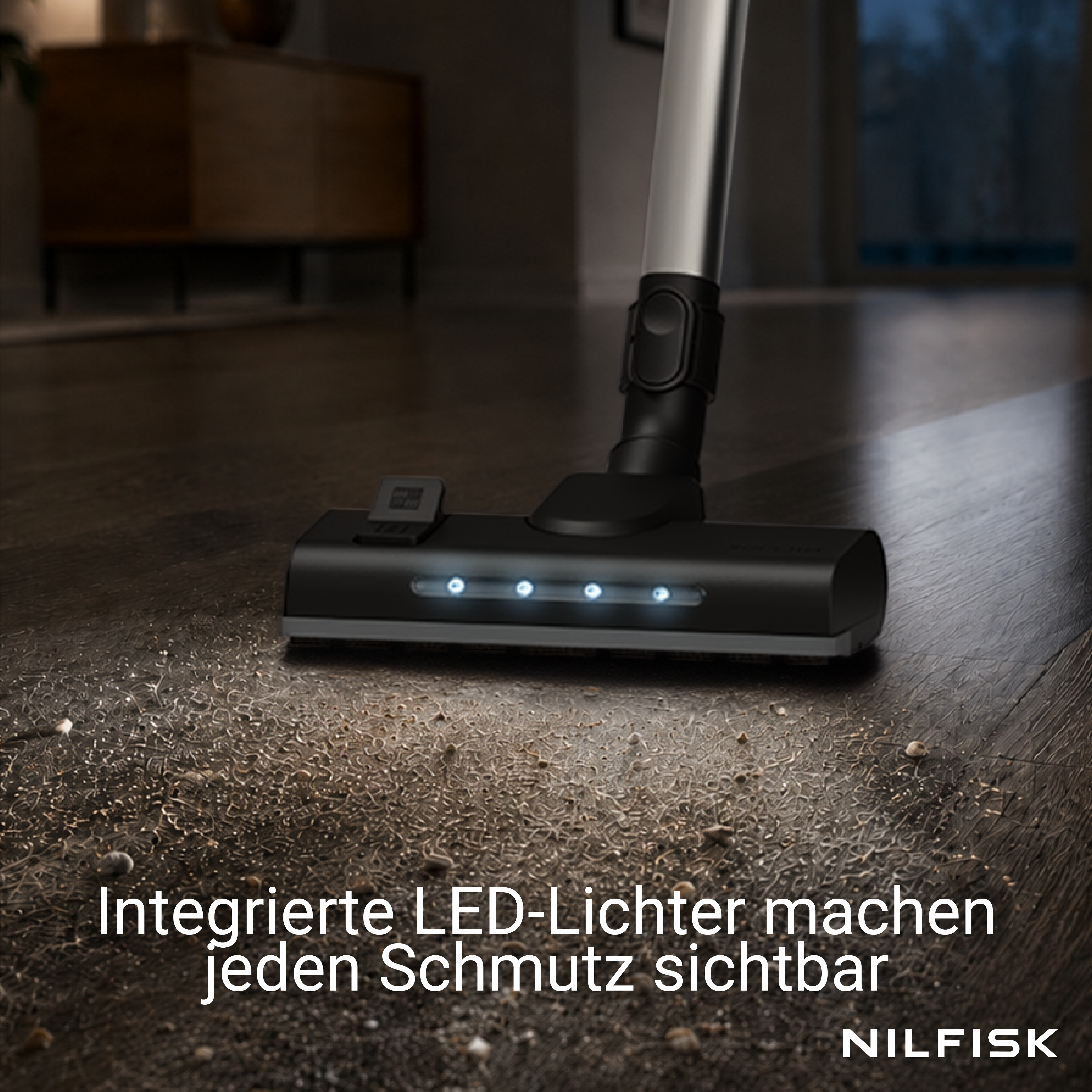 Staubsaugerdüse mit LED-Lichtern reinigt dunklen Holzboden.