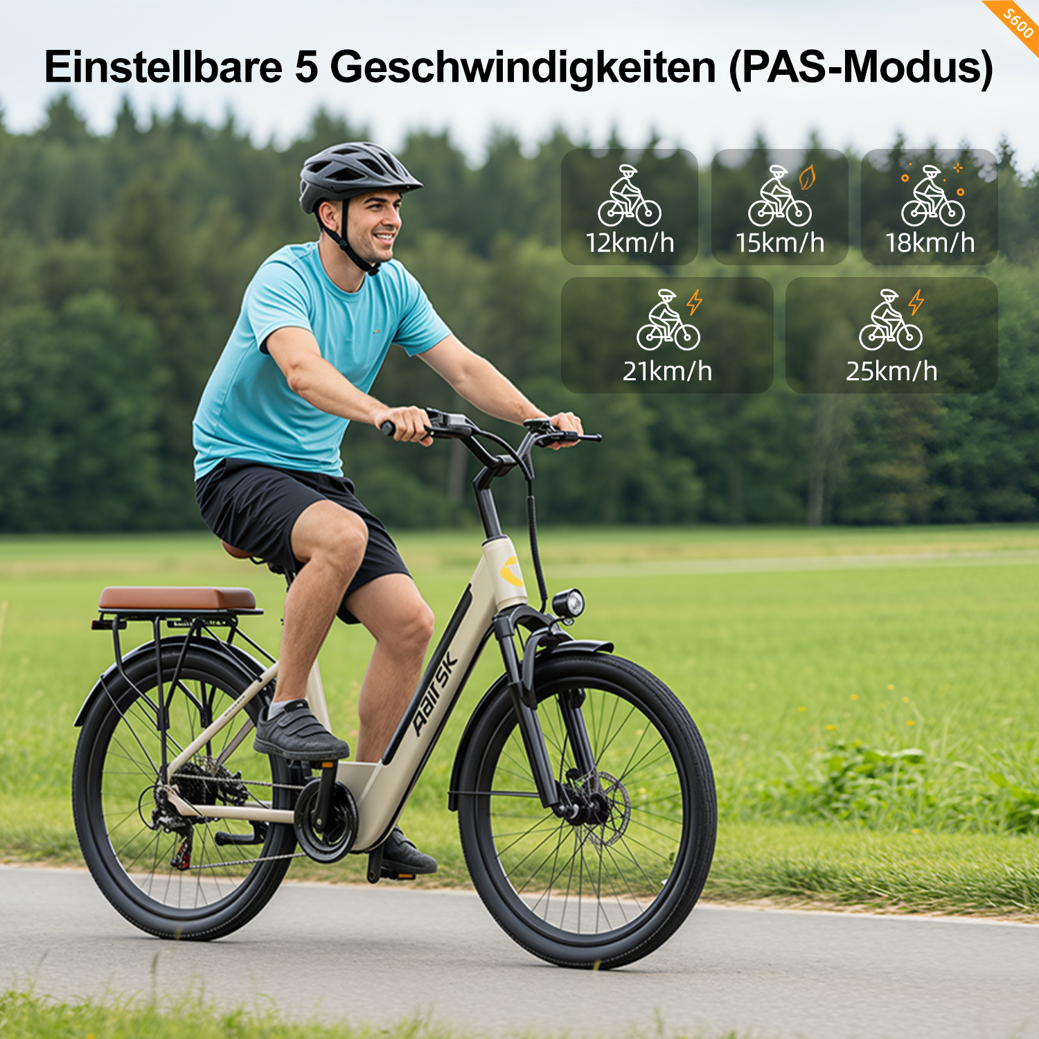 Ein Mann fährt ein beiges E-Bike auf einer Straße mit Gras und Bäumen im Hintergrund.