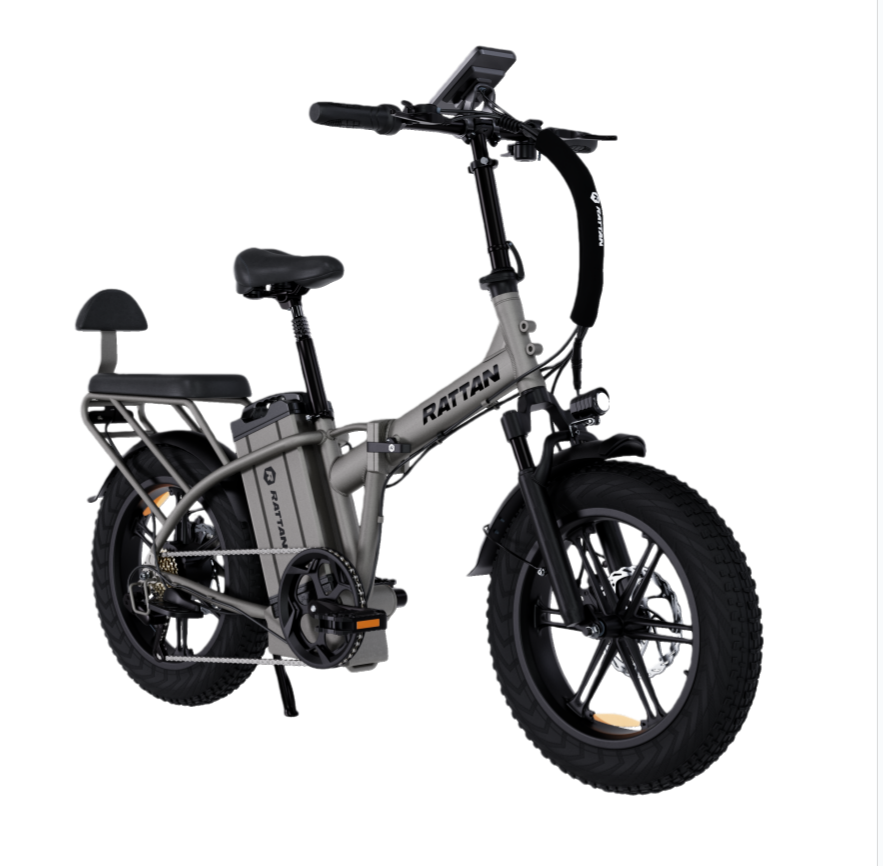 Ein gefaltetes graues Rattan-Elektrofahrrad mit dicken Reifen und Gepäckträger.