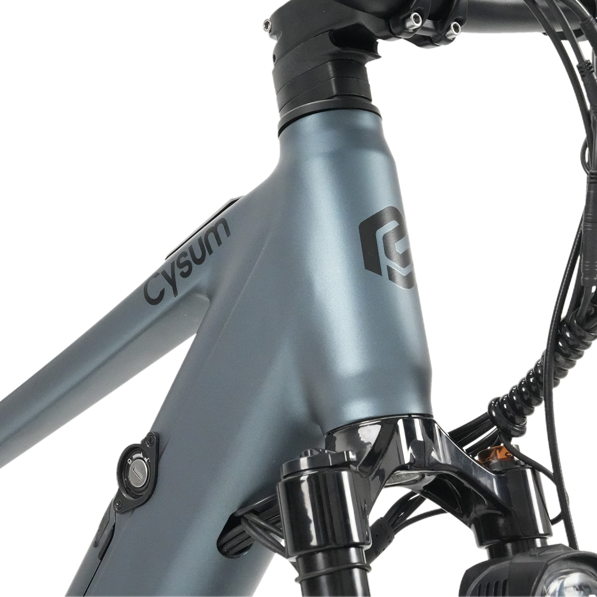 Detailansicht des Rahmens eines grauen E-Bikes mit "Cysum"-Logo und Markensymbol.