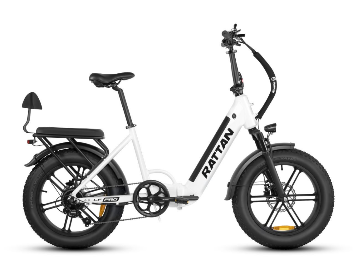 Una bici elettrica pieghevole RATTAN bianca con accenti neri, pneumatici larghi e sedile posteriore.