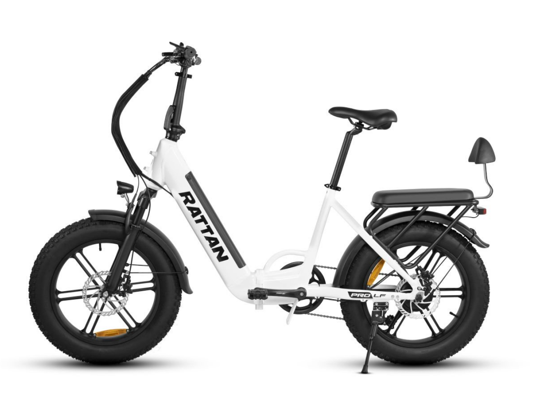 Bicicletta elettrica Rattan bianca con pneumatici grassi, sella nera e portapacchi.