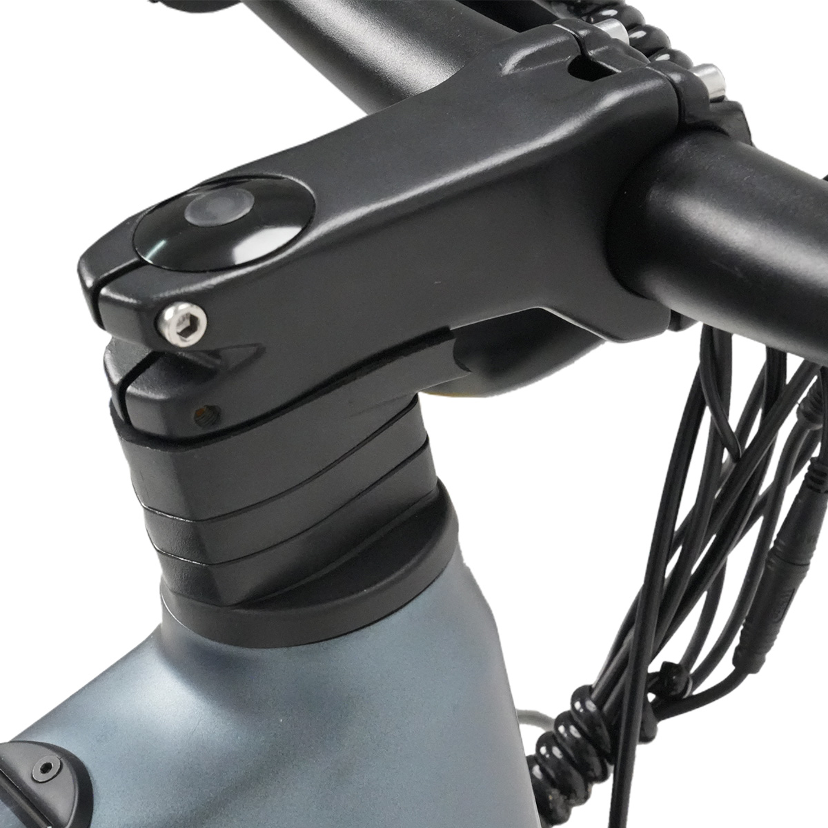 Nahaufnahme des Lenkers eines grauen Fahrrads mit schwarzen Kabeln.