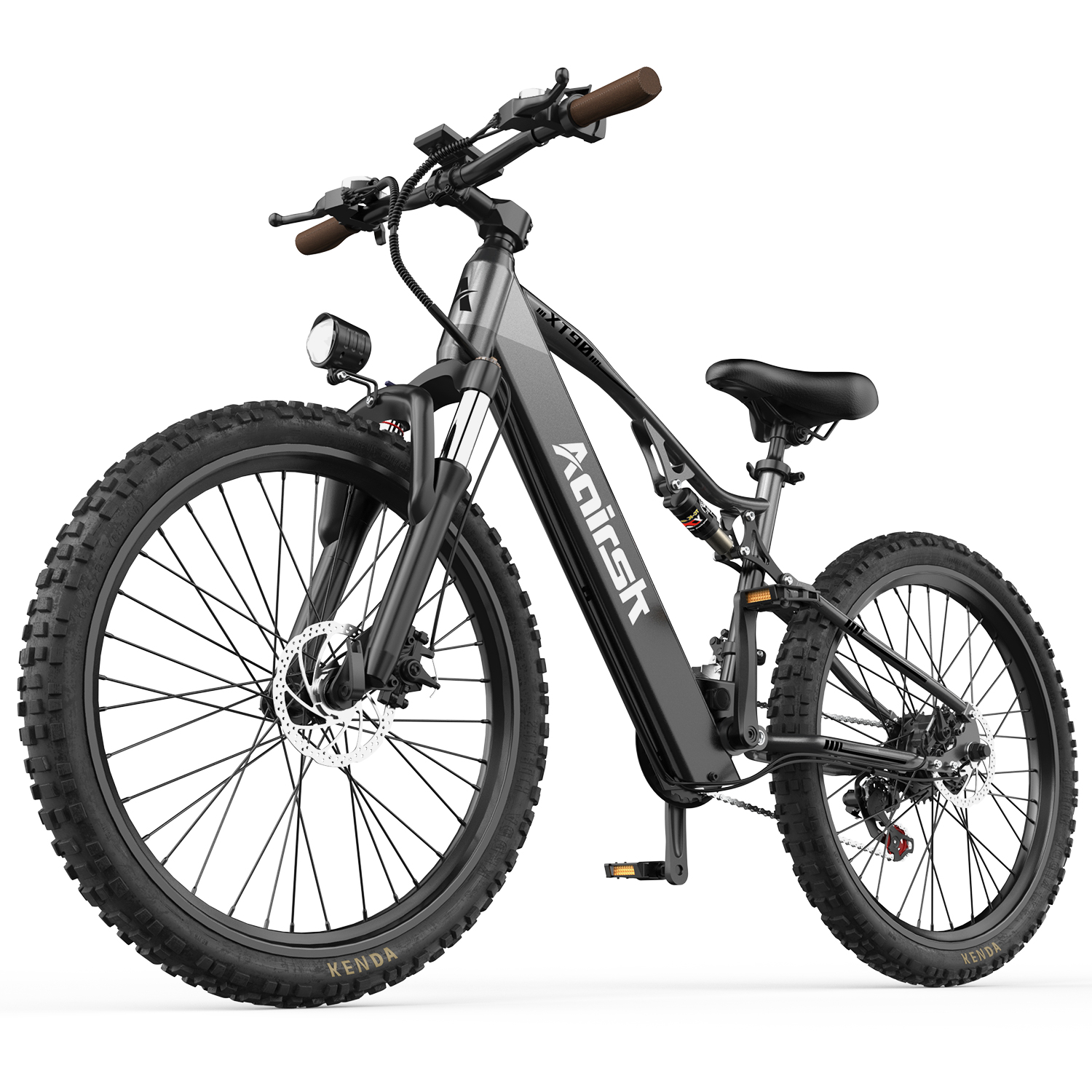 Ein schwarzes E-Bike mit breiten Reifen, Federung und Scheinwerfer.