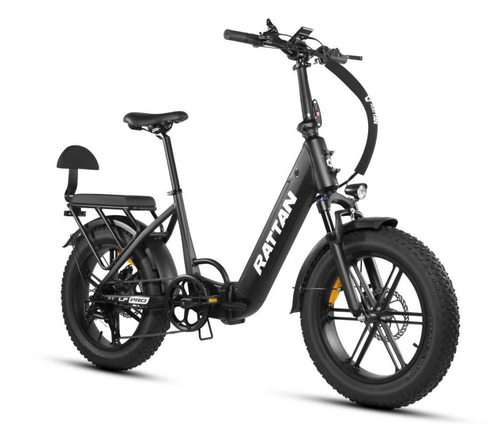 Una e-bike pieghevole nera con pneumatici larghi e seggiolino per bambini.