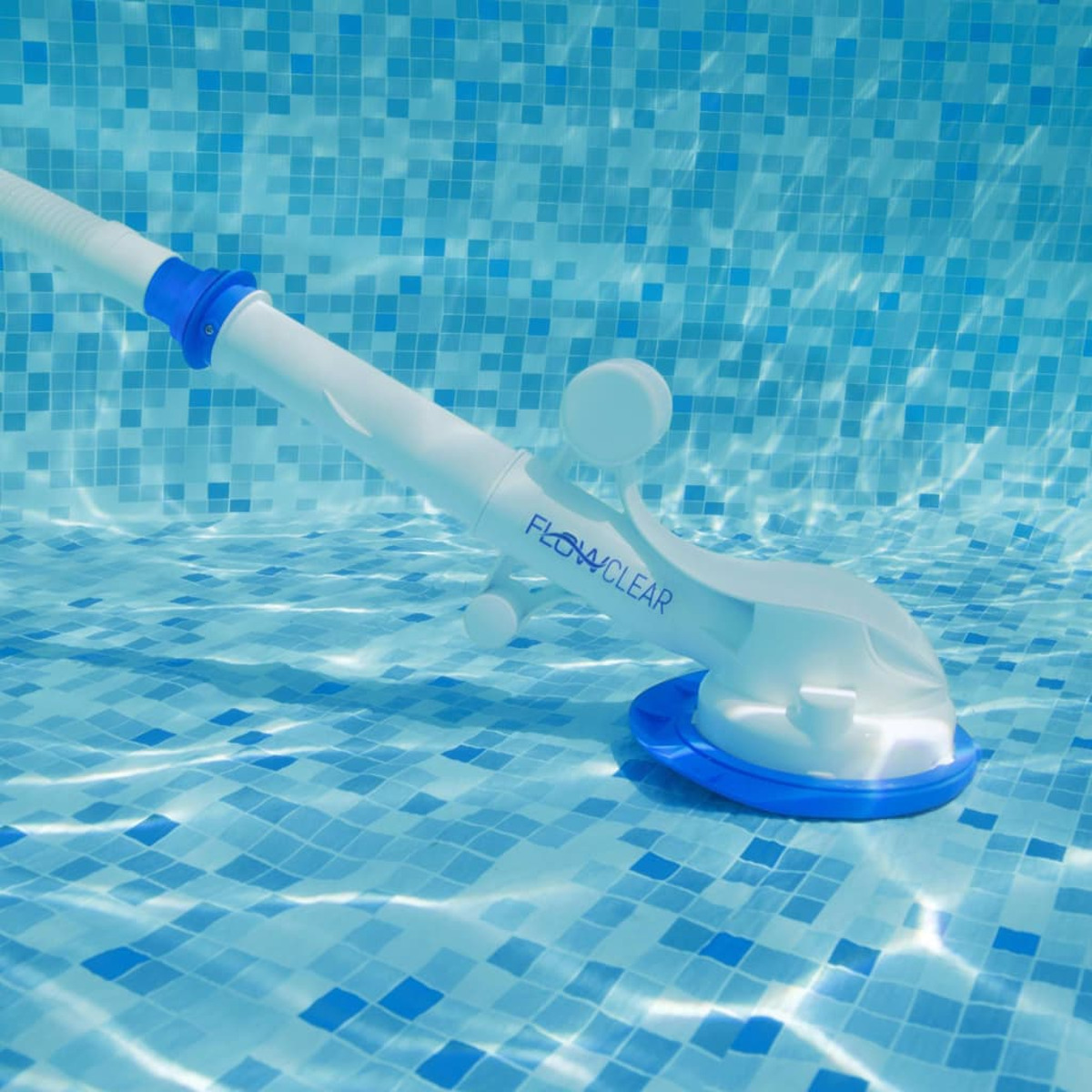 Una testa di aspirapolvere per piscina bianca e blu con tubo sott'acqua sul fondo piastrellato.
