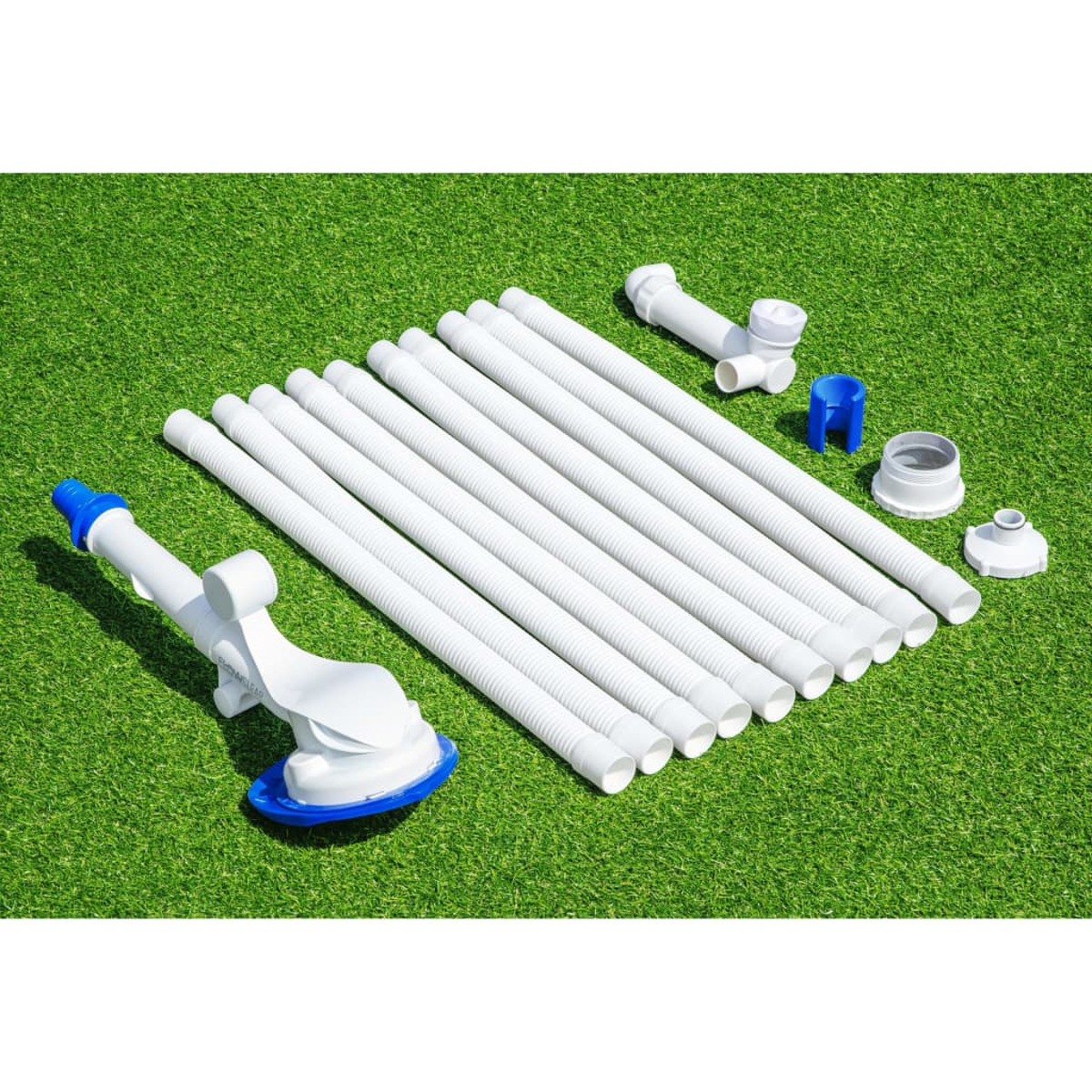Pulitore per piscine e tubi su erba verde.