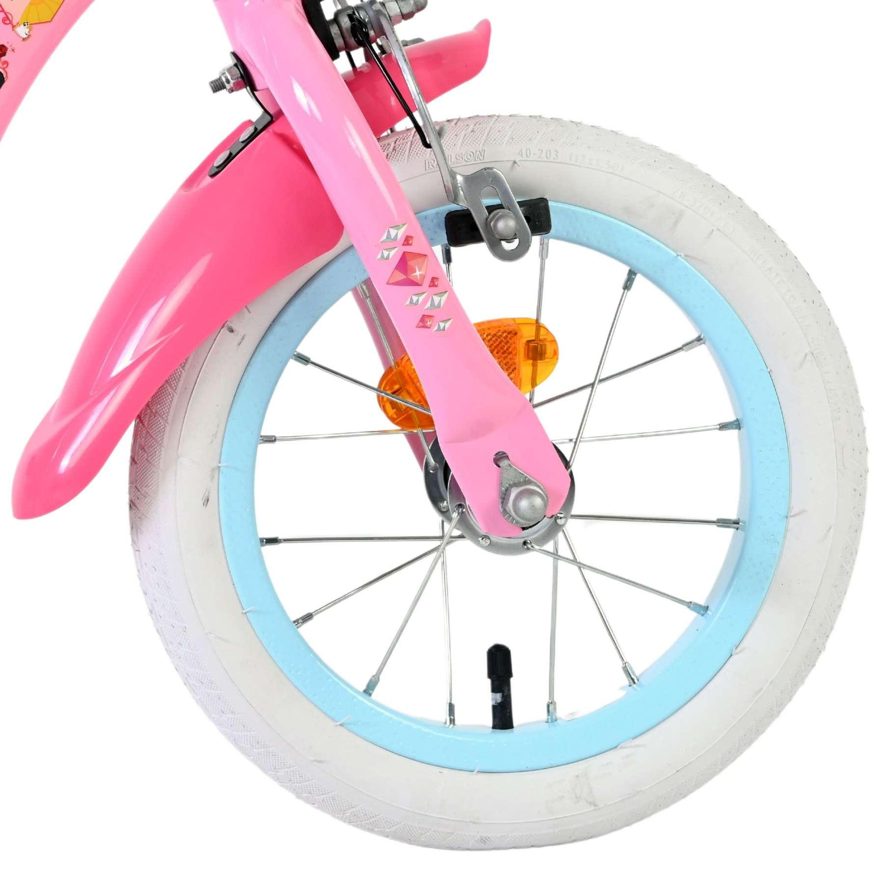 Vorderreifen eines rosa Kinderfahrrads mit blauem Felgenband, Speichen und Schutzblech.
