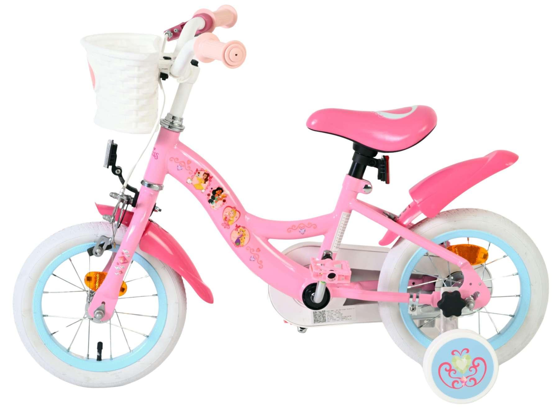 Ein pinkes Kinderfahrrad mit weißem Korb, pinkem Sattel und Stützrädern.