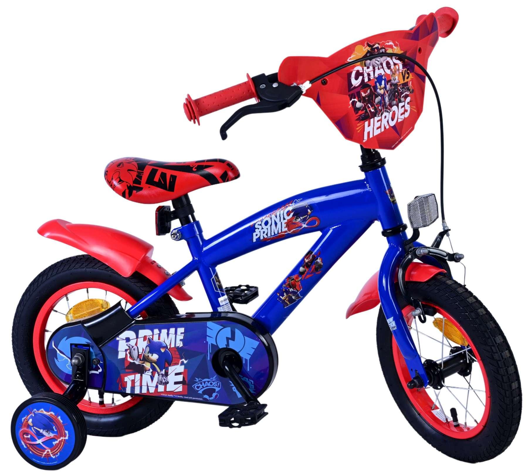 Ein blaues und rotes Kinderfahrrad mit Sonic-Motiv und Stützrädern.