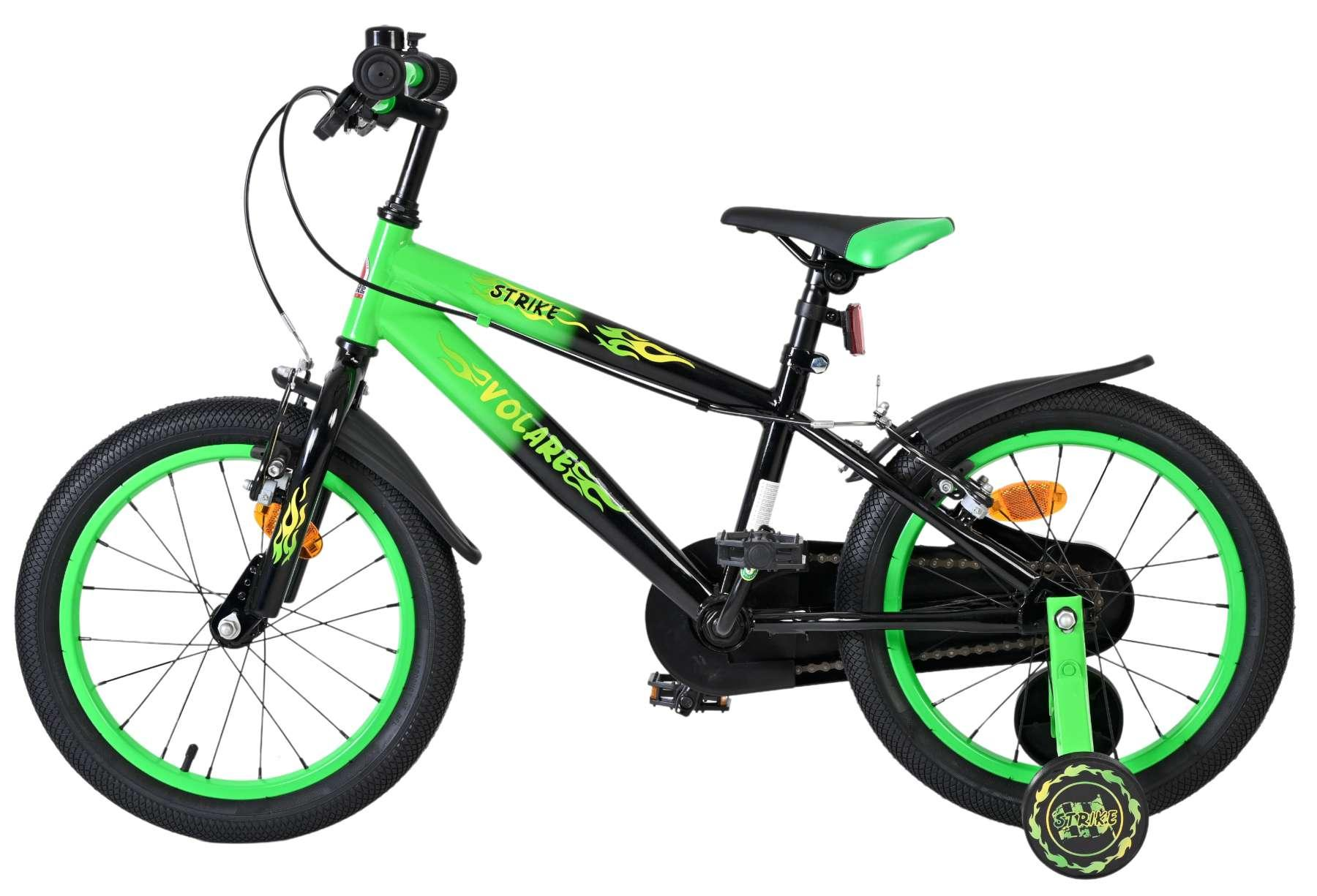 Ein grünes und schwarzes Kinderfahrrad mit Stützrädern und Flammen-Aufklebern.
