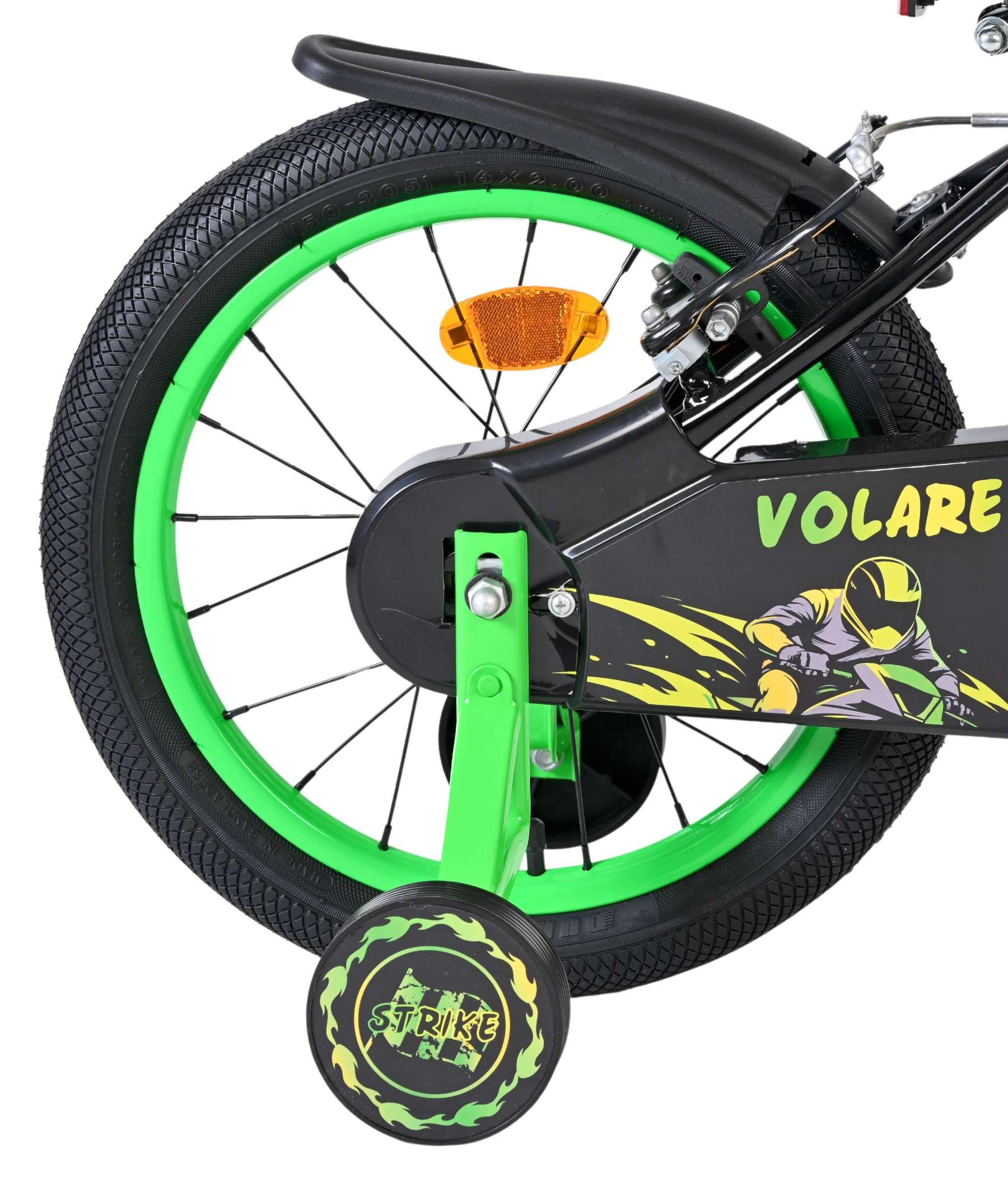 Detailaufnahme eines Kinderfahrrads mit grünen Felgen, Stützrädern und "Volare"-Aufkleber.