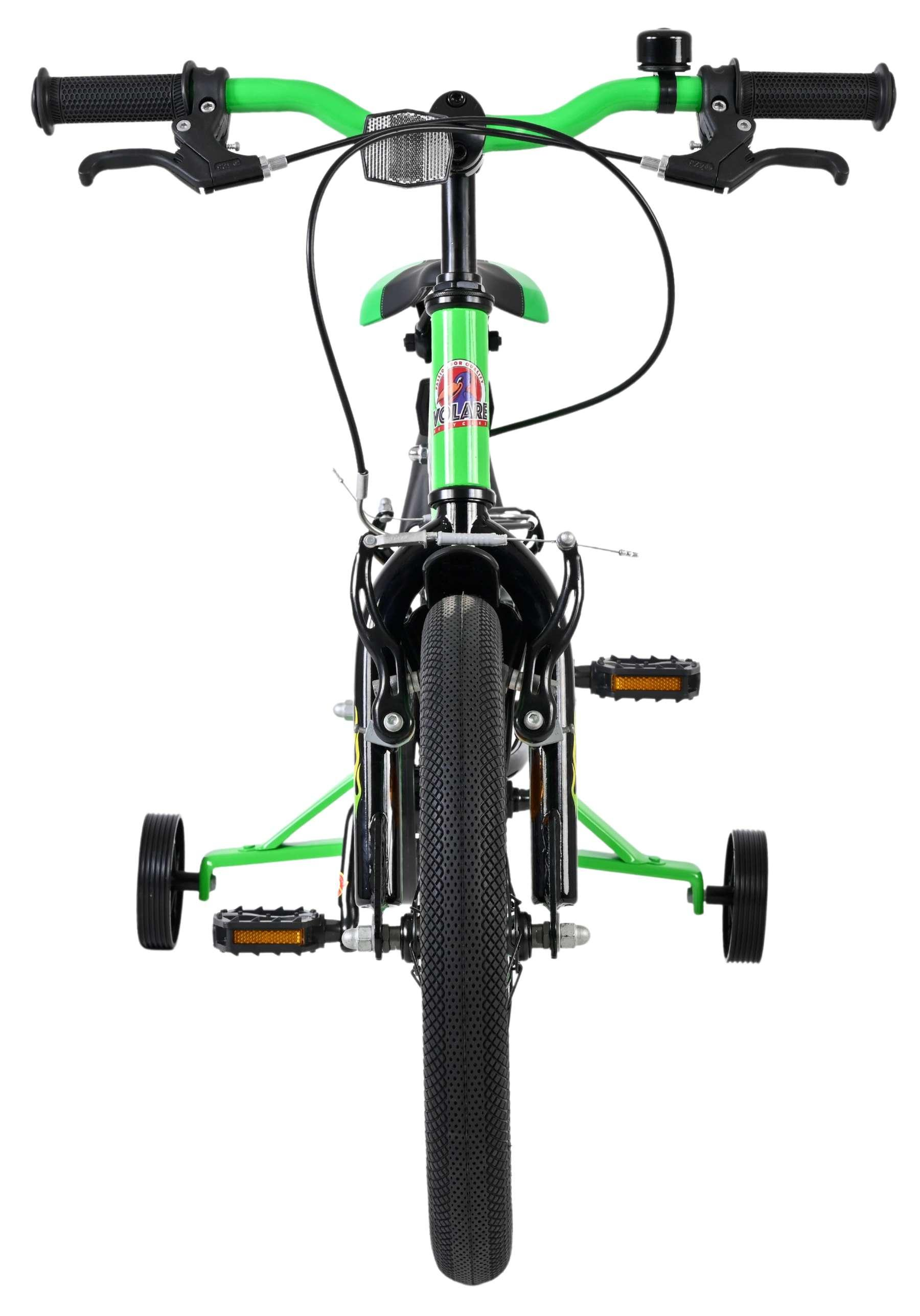 Grünes Kinderfahrrad mit Stützrädern, Vorderansicht.