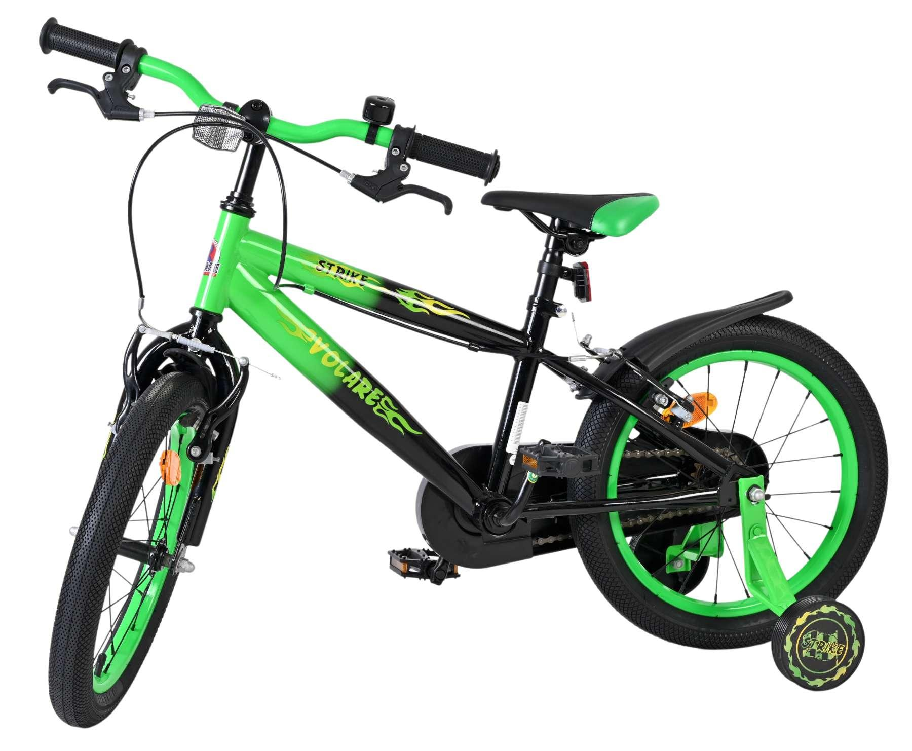 Ein grünes und schwarzes Kinderfahrrad mit Stützrädern und Flammen-Aufklebern.