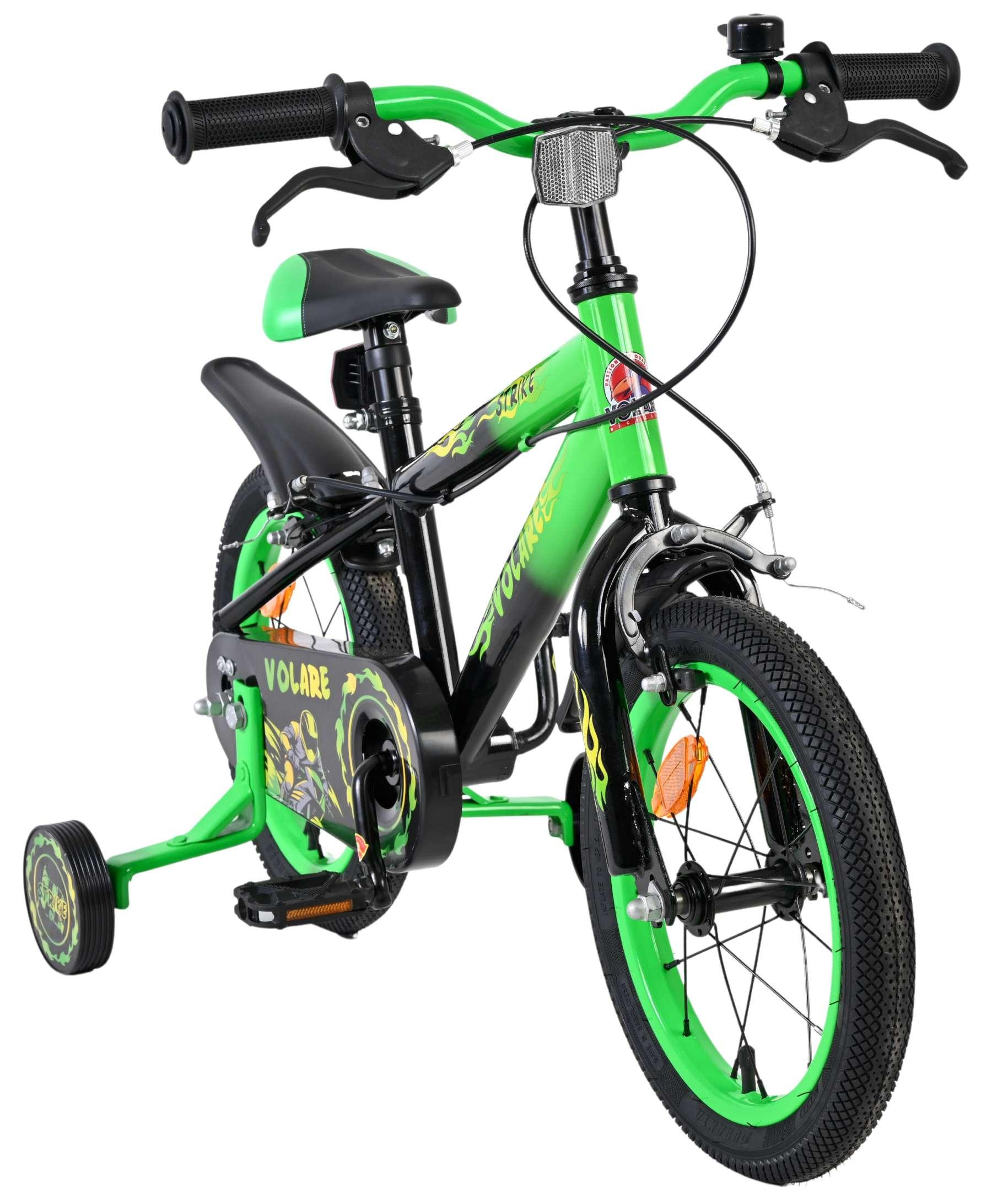 Ein grünes und schwarzes Kinderfahrrad mit Stützrädern und dem Aufdruck 