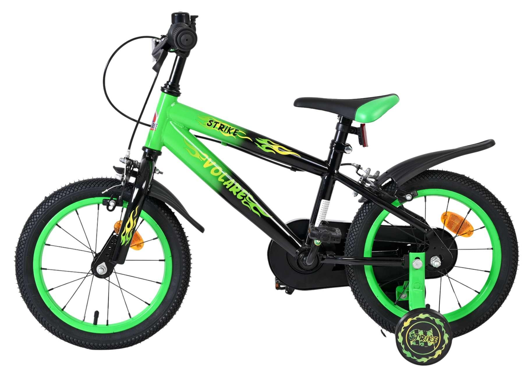Ein leuchtend grünes und schwarzes Kinderfahrrad mit Stützrädern und Flammenaufklebern.