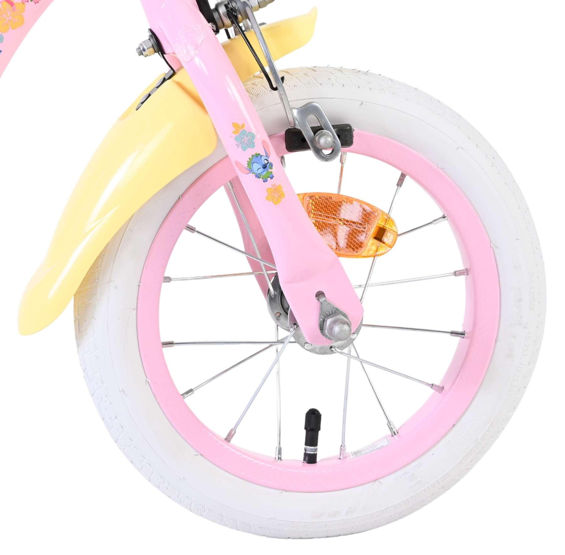 Ein rosa Fahrradvorderteil mit gelbem Schutzblech, weißem Reifen und Speichen.