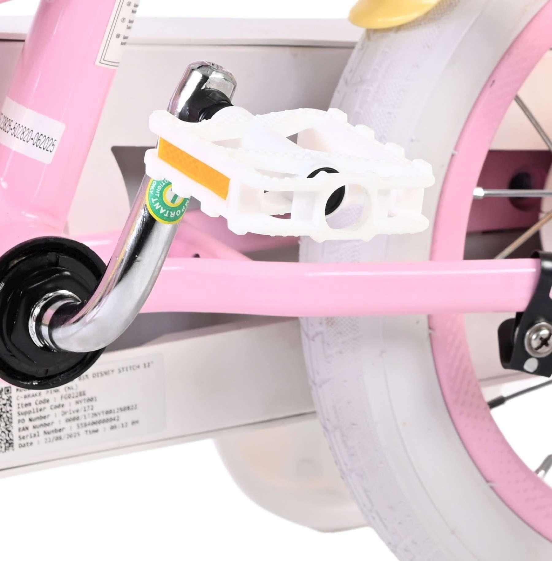 Ein pinkes Kinderfahrrad mit weißen Pedalen und Reflektoren.