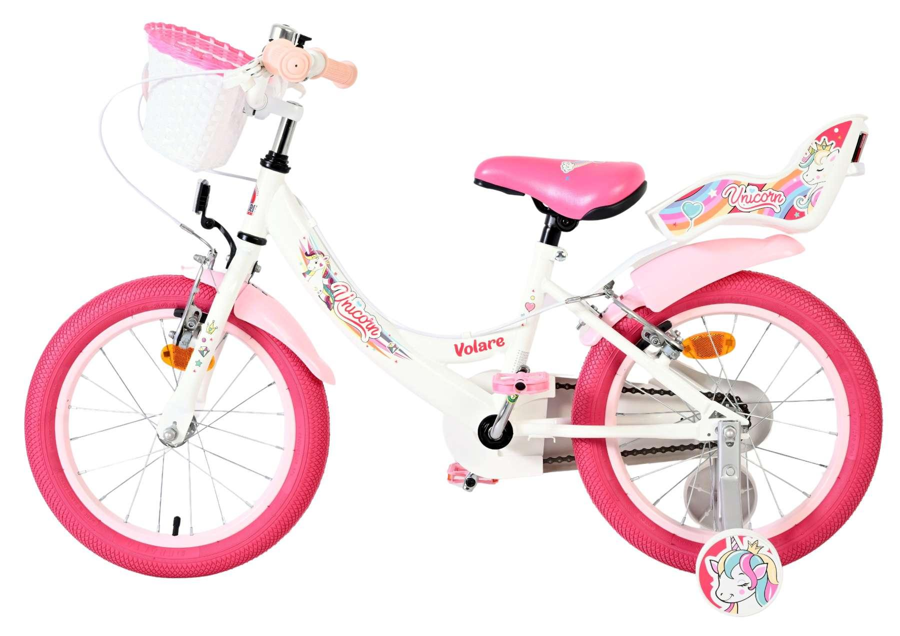 Ein weißes Kinderfahrrad mit rosa Rädern, Korb und Einhorn-Motiv.