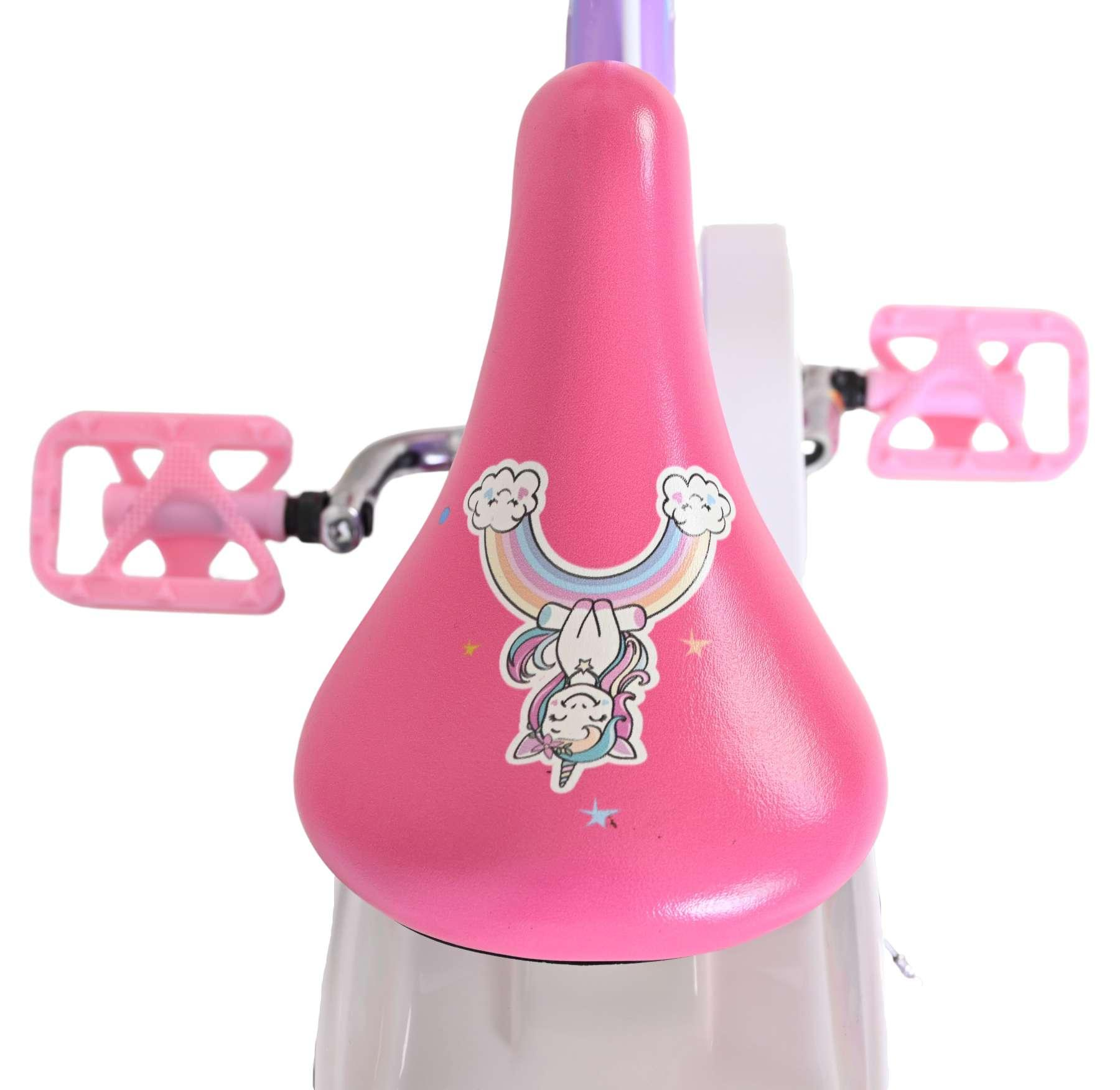 Rosa Fahrradsattel mit Einhorn-Aufkleber, Regenbogen und Wolken.