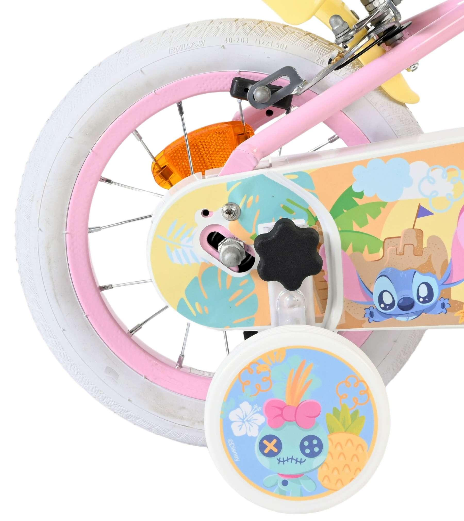 Ein Kinderfahrrad mit pinkem Rahmen, weißem Reifen und Stitch-Motiv.