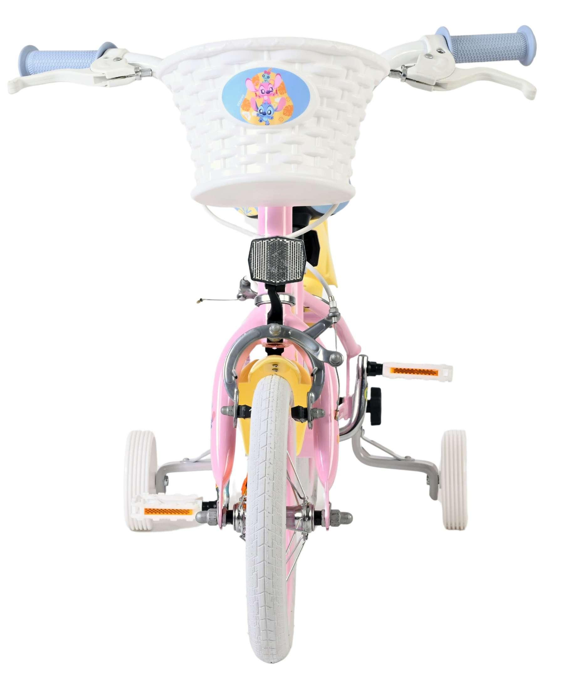 Ein rosa Kinderfahrrad mit Stützrädern, weißem Korb und Stitch-Aufkleber.