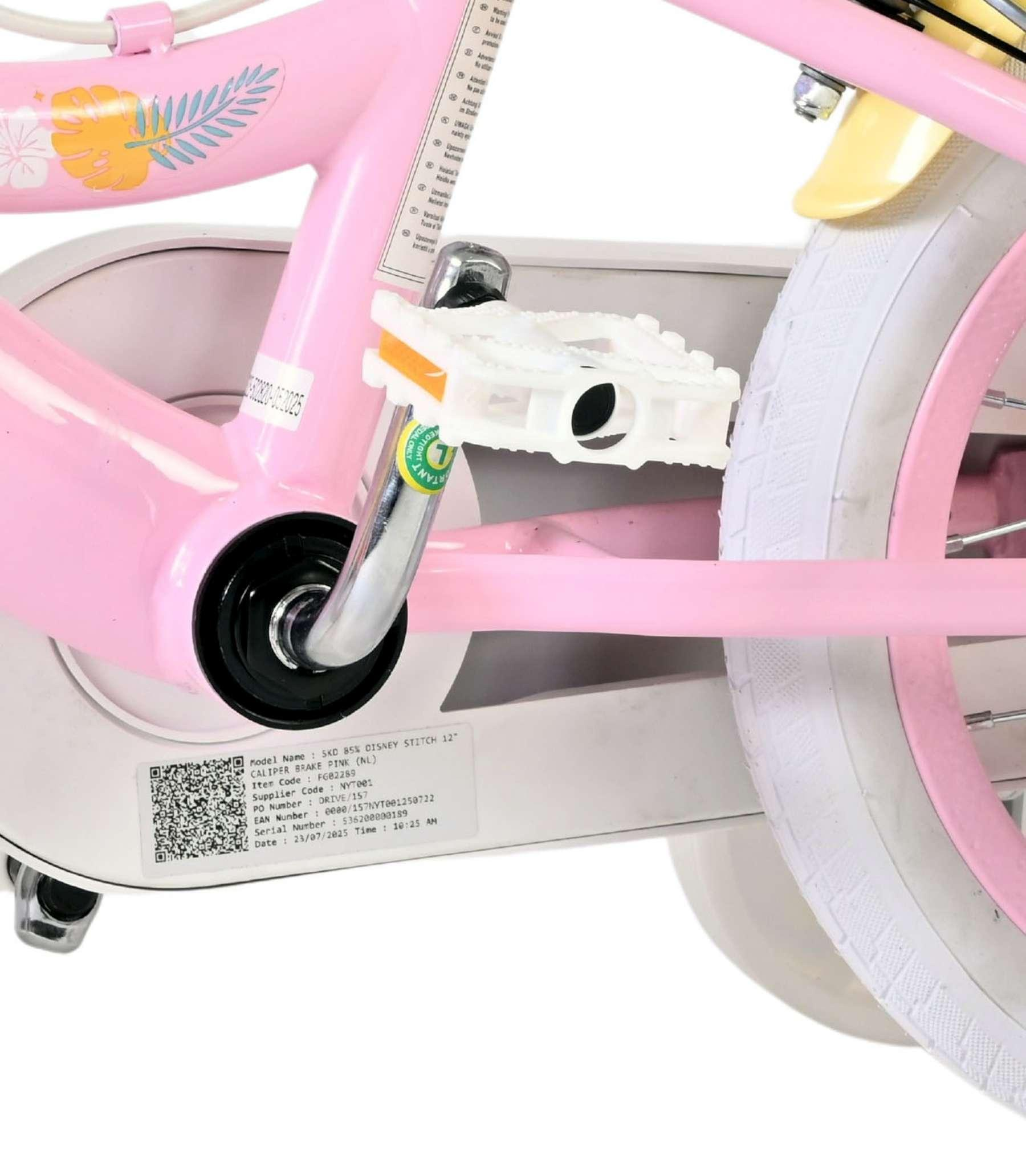 Ein rosafarbenes Kinderfahrrad mit weißen Reifen und Pedalen.