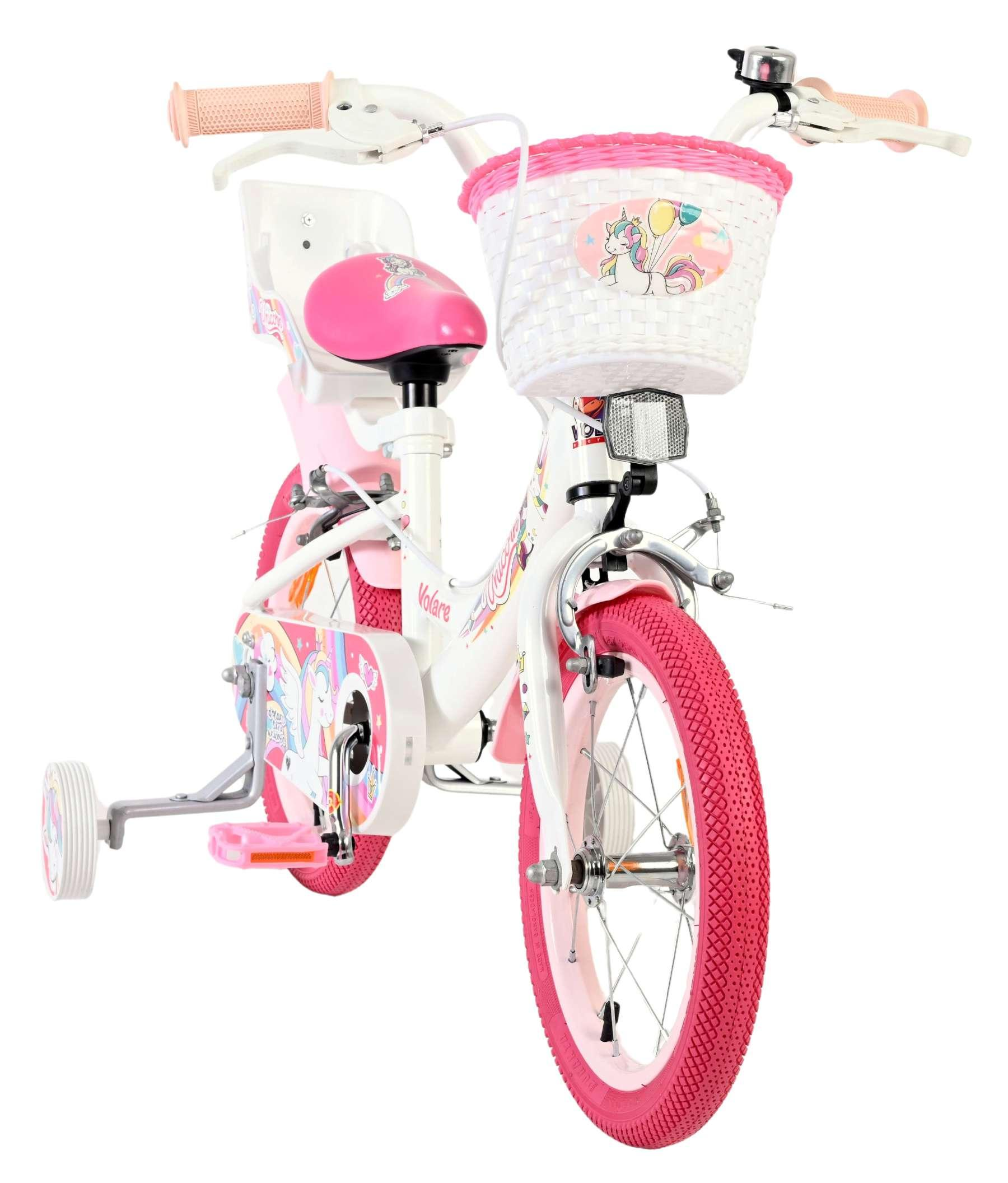 Ein weißes Kinderfahrrad mit rosa Reifen und Lenker, Einhorn-Motiven und einem Korb.