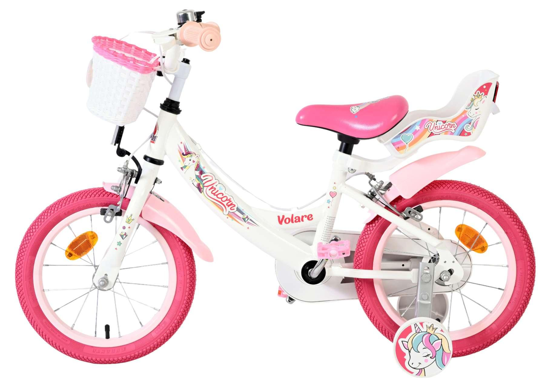 Ein weißes Kinderfahrrad mit pinken Rädern, einem Korb und Einhorn-Motiven.