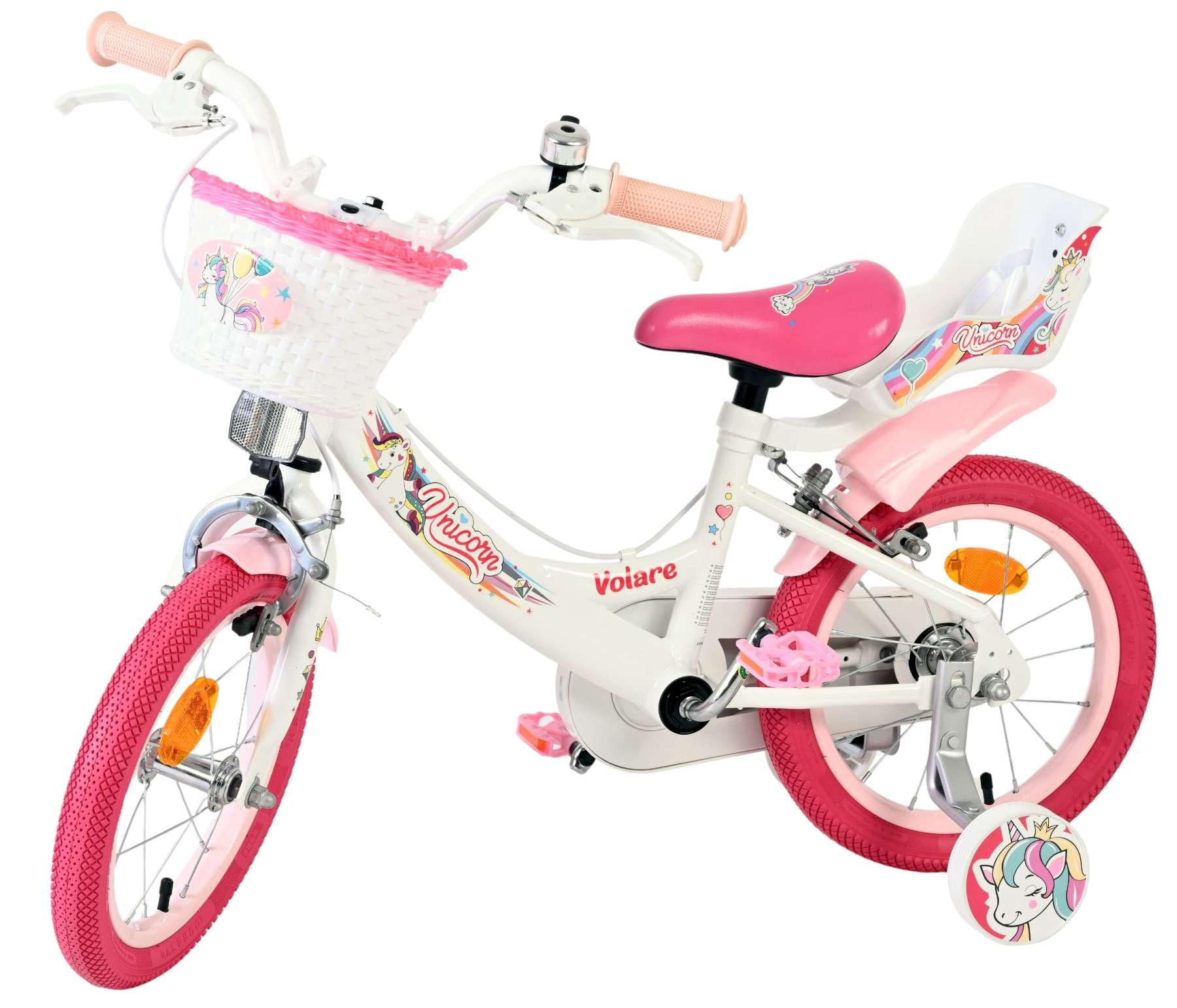 Ein weißes Kinderfahrrad mit rosa Reifen, Korb und Sitz, verziert mit Einhörnern.
