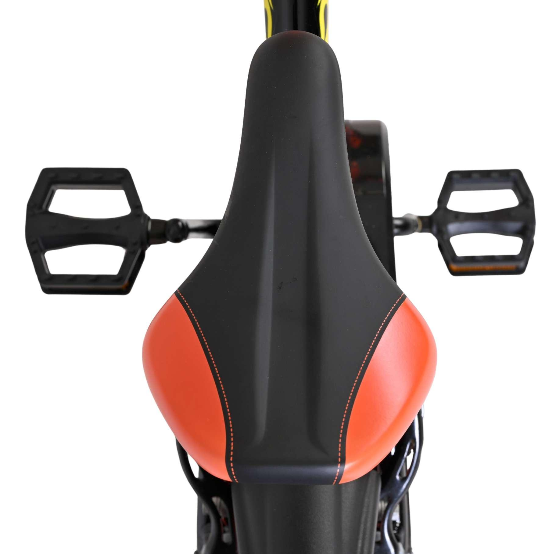 Nahaufnahme eines Fahrradsattels mit orangen Seiten und schwarzen Pedalen.