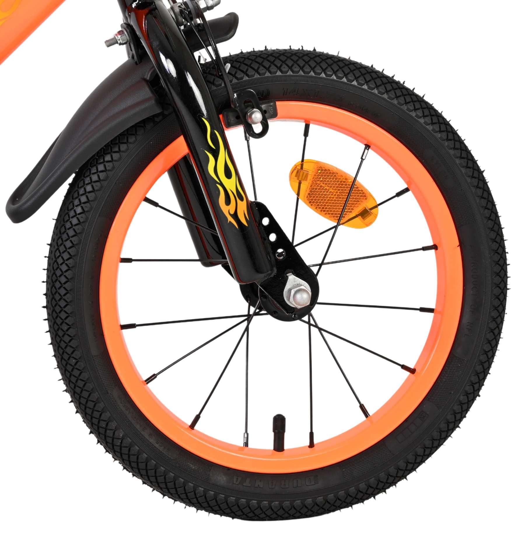 Vorderrad eines Kinderfahrrads mit orangefarbenem Felge, Flammen-Aufkleber und Schutzblech.